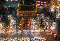 2020年6月1日，人们在中国中部河南省开封市鼓楼市场参观。【图片/新华社】